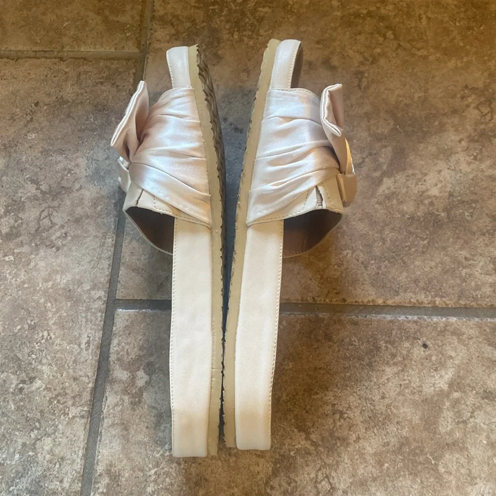 Comfortview. Women's Cream Slide Sandals. Size 10 - Picture 6 of 11